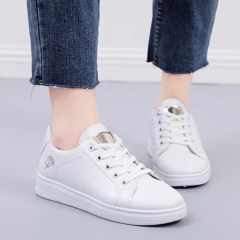 Zapatillas Blancas de Mujer – Diseño Floral Bordado - De Cuero De Calidad
