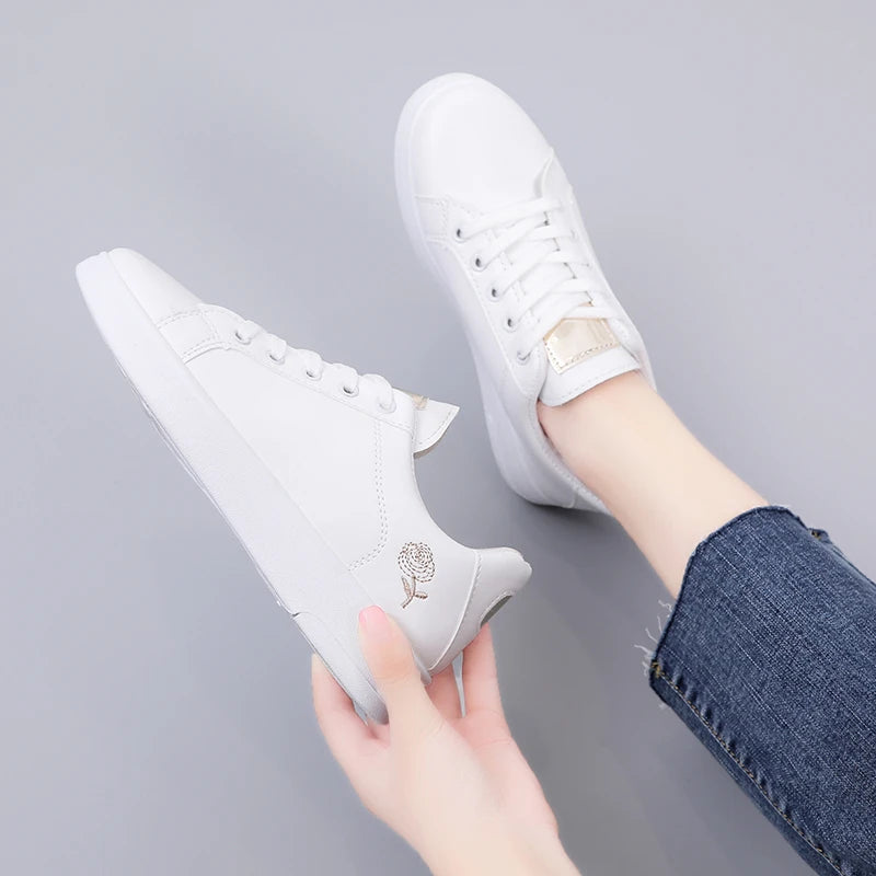 Zapatillas Blancas de Mujer – Diseño Floral Bordado - De Cuero De Calidad