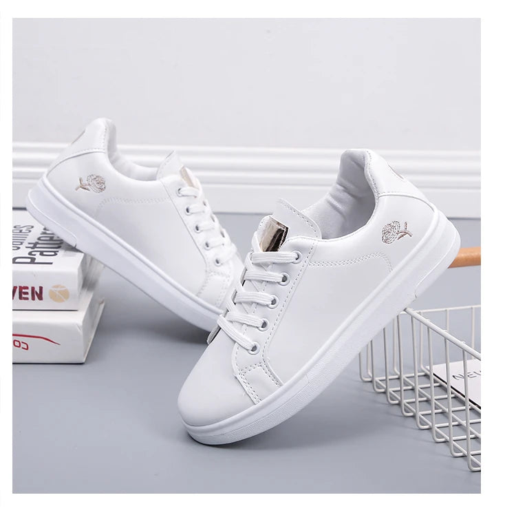 Zapatillas Blancas de Mujer – Diseño Floral Bordado - De Cuero De Calidad