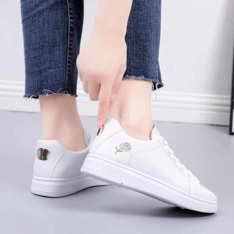 Zapatillas Blancas de Mujer – Diseño Floral Bordado - De Cuero De Calidad