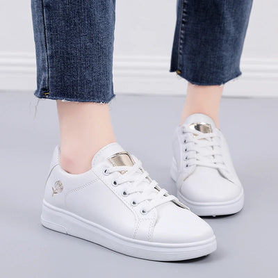 Zapatillas Blancas de Mujer – Diseño Floral Bordado - De Cuero De Calidad