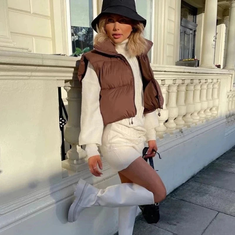 Chaleco Acolchado de Mujer – Diseño Corto y Cuello Alto