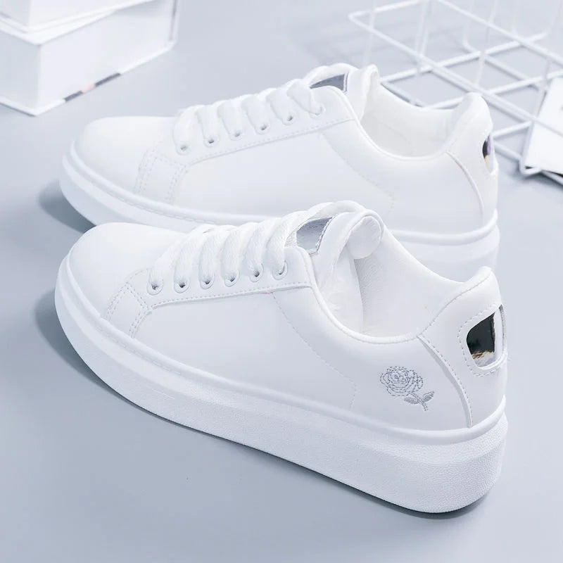 Zapatillas Blancas de Mujer – Diseño Floral Bordado - De Cuero De Calidad
