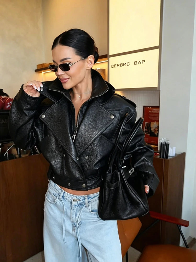 Chaqueta Vespera — Efecto Piel, Corte Corto y Estilo Motero